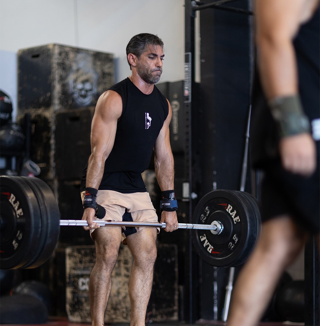 Atleta realizando pull-up - Força e Poder